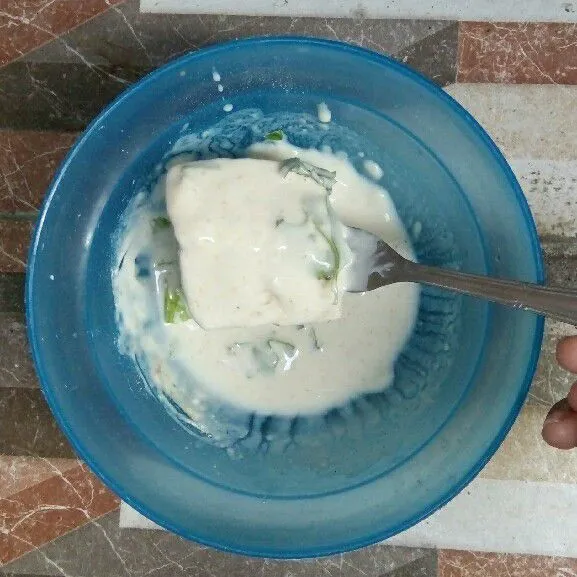 Aduk rata hingga tempe terselimuti sempurna dengan tepung.