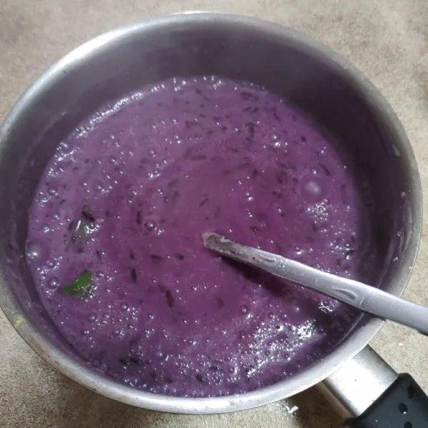 Tambahkan 1 tetes pasta ungu atau pewarna makanan ungu. Aduk rata.