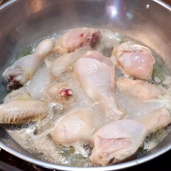 Rebus ayam dengan 750 ml Air hingga 10 menit. Angkat dan buang air rebusan pertama.