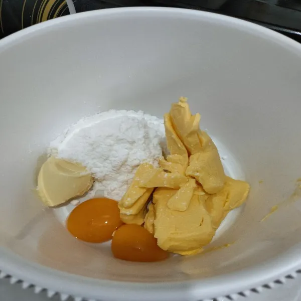 Campur butter, margarine, telur, dan gula kemudian mixer sampai rata.
