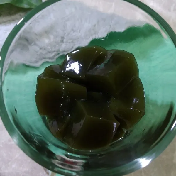 Masukkan potongan cincau hijau ke dalam gelas.