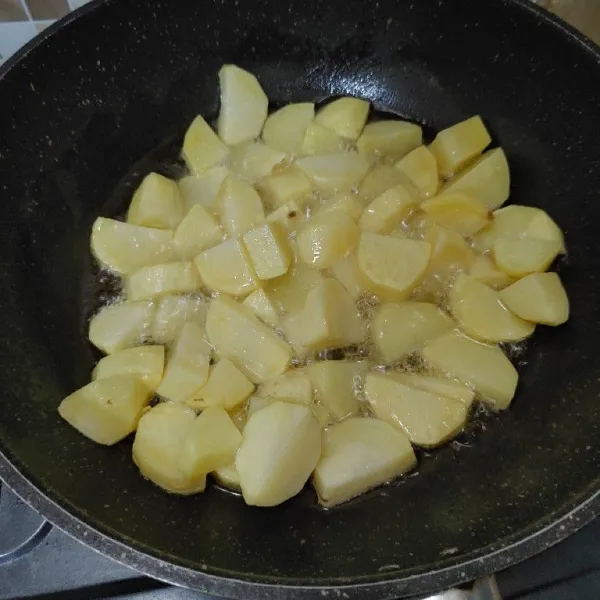 Panaskan wajan beri minyak, goreng kentang sampai matang. Angkat dan tiriskan.