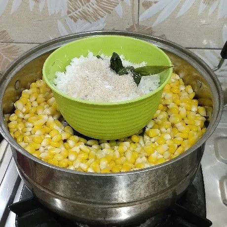 Bila sudah matang, buka dan pindahkan ke wadah yang lainnya.