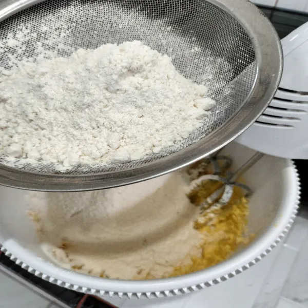 Masukkan campuran tepung terigu, tepung maizena, dan susu bubuk.
