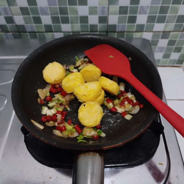 Masukkan tofu yang sudah digoreng. Aduk rata. Tumis sebentar lalu matikan api.