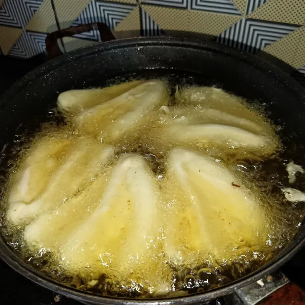 Goreng pisang sampai matang dan sedikit kecokelatan, angkat dan siap disajikan.