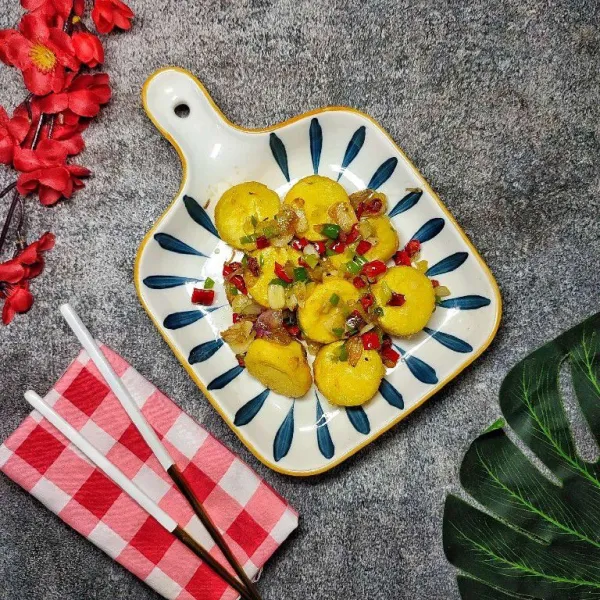 Sajikan di atas piring saji.