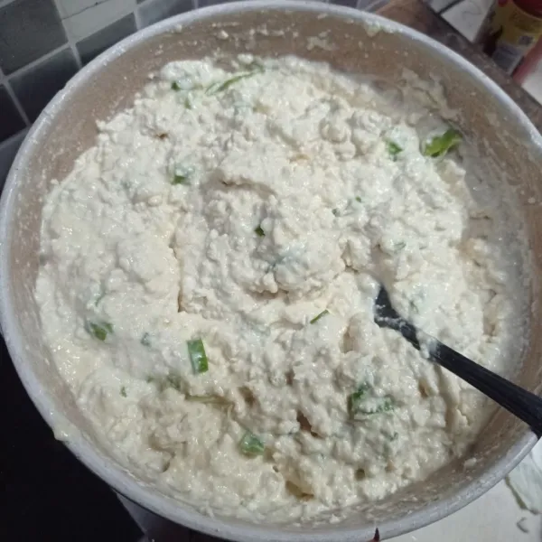 Tuang air, soda kue, dan telur, aduk sampai tercampur rata.