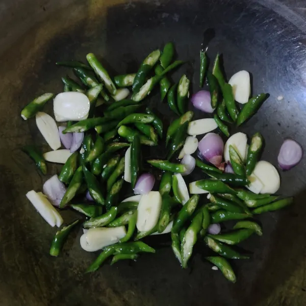 Tumis bawang merah, bawang putih dan cabe hingga harum.