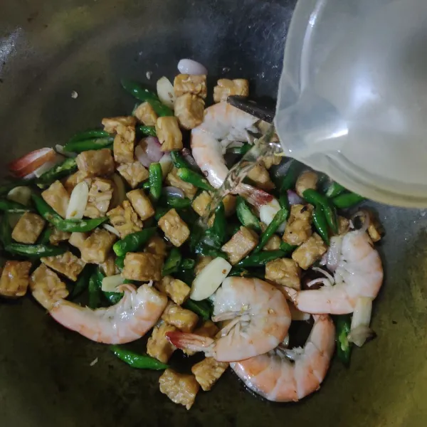 Masukkan air, kaldu bubuk, lada bubuk, gula pasir, kecap manis dan saus tiram. Masak hingga mendidih, tes rasa.