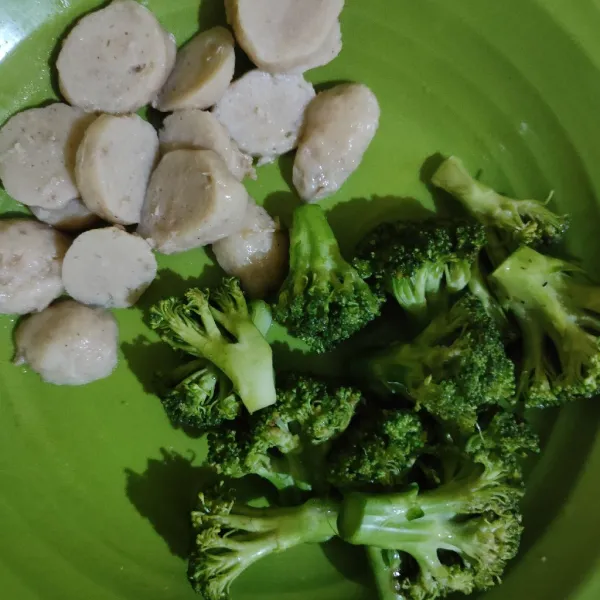 Siapkan bakso dan brokoli.