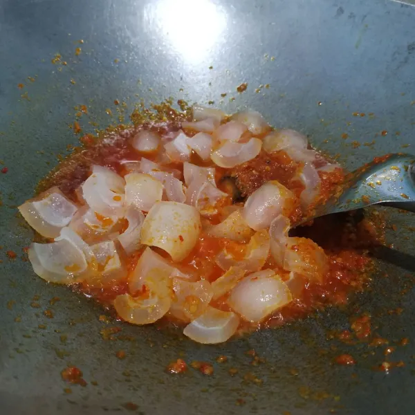Masukkan kikil, aduk rata.