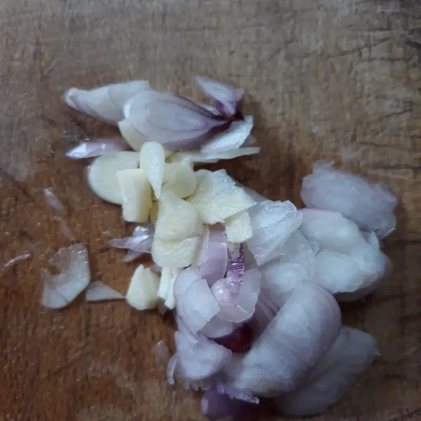 Iris bawang merah dan bawang putih.