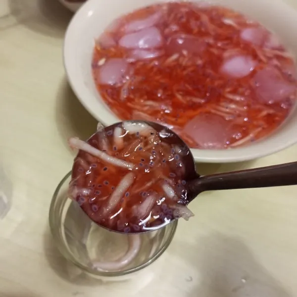 Aduk rata. Lalu sajikan di gelas saji.