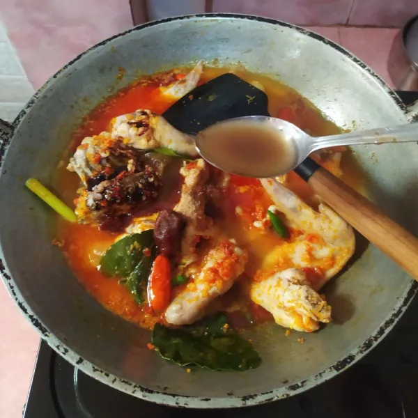 Bumbui garam, kaldu ayam bubuk, gula merah, kecap manis dan air asam Jawa.
Aduk rata, kecilkan api lalu masak sampai air menyusut. Aduk sesekali.