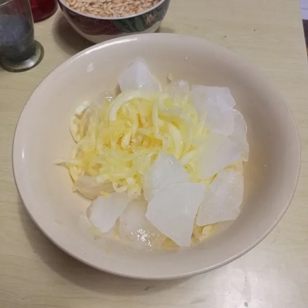 Masukkan es batu dan blewah ke dalam mangkok.