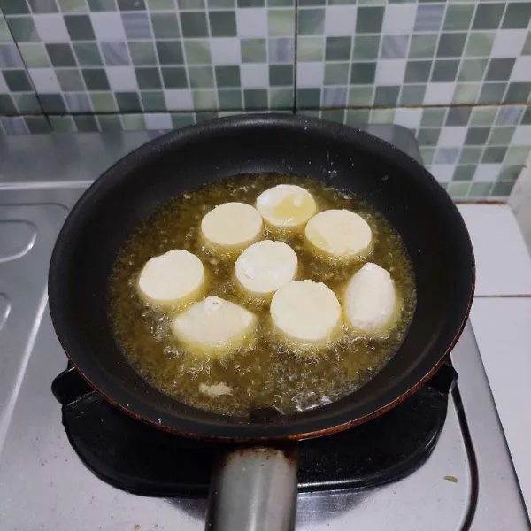 Setelah itu goreng dalam minyak panas dengan api sedang hingga matang, lalu angkat dan tiriskan minyaknya.