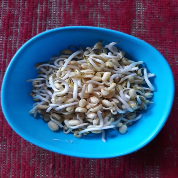 Cuci dan bersihkan tauge.