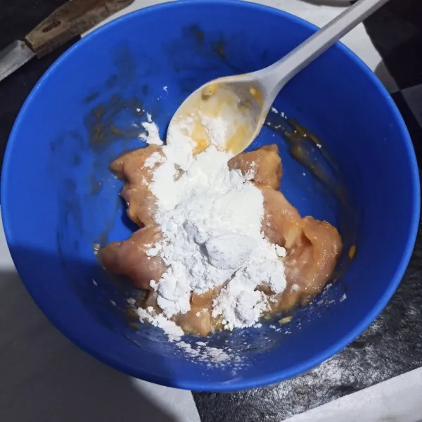 Masukkan tepung tapioka, aduk rata. Marinasi minimal 10 menit.