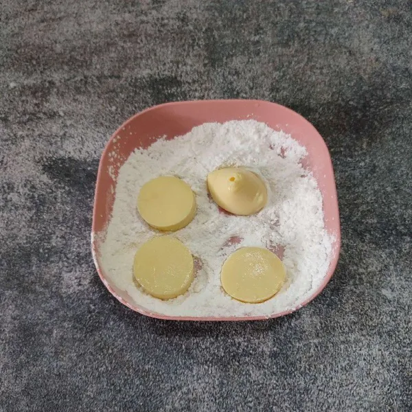 Potong-potong tofu, kemudian gulingkan pada bahan pembalur, ratakan.