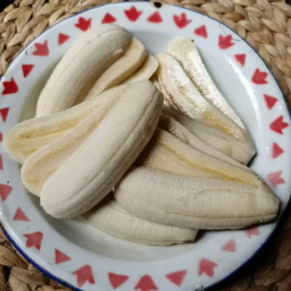 Kupas pisang dan iris bentuk kipas.