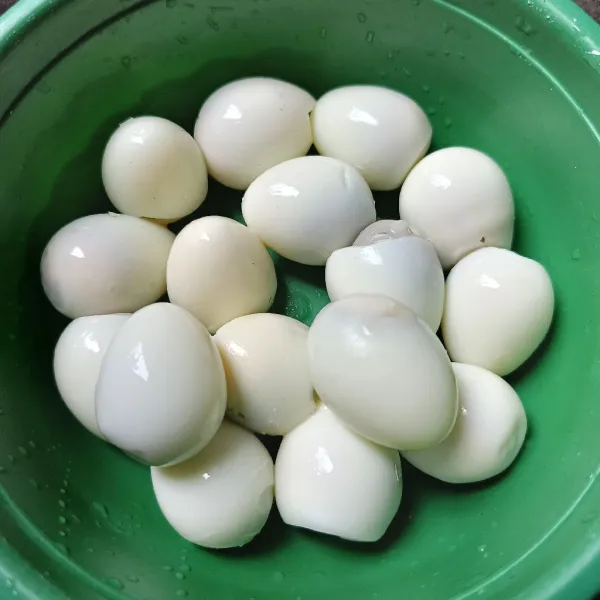 Rebus telur puyuh sampai matang, lalu kupas kulitnya.