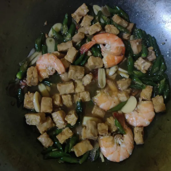Masak hingga bumbu meresap, matikan api.