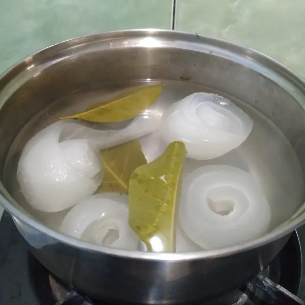 Rebus kikil dengan daun salam selama 10 menit dengan api besar. Sisihkan.