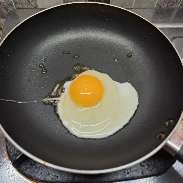 Ceplok semua telur satu demi satu. Beri sedikit garam, masak sampai matang. Angkat dan sisihkan.
