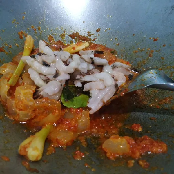 Masukkan udang dan 10 sdm air, masak hingga air susut.