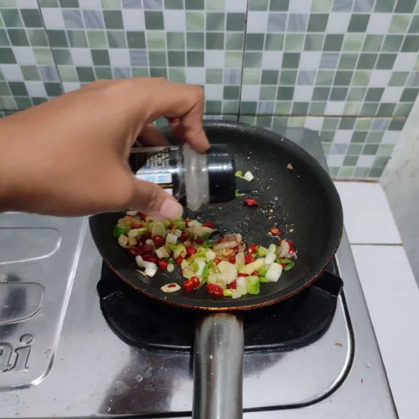 Bumbui dengan kaldu jamur dan merica, aduk rata.