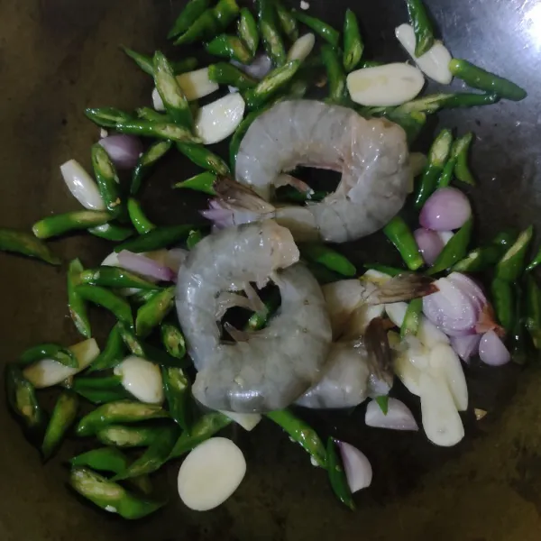 Masukkan udang, tumis hingga berubah warna.