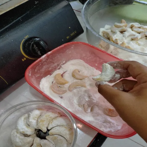 Lalu baru baluri dengan gula dingin. Simpan dalam toples kedap udara, tambahkan taburan gula dinginnya. Siap disajikan.