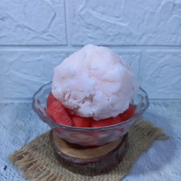 Kepal es susu stroberi. Kemudian letakkan di atas buah semangka.