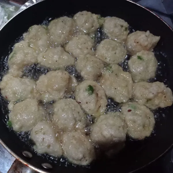 Masukan 1 sdt adonan ke dalam minyak panas, goreng sampai kering keemasan, tiriskan.