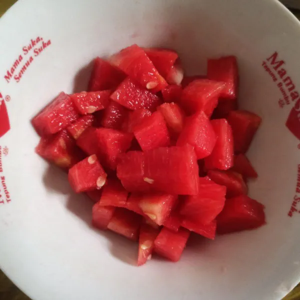 Potong dadu buah semangka.