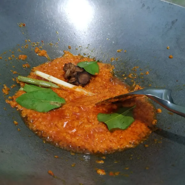 Tambahkan lengkuas geprek, sereh geprek, dan daun jeruk. Beri garam, gula pasir, dan penyedap.