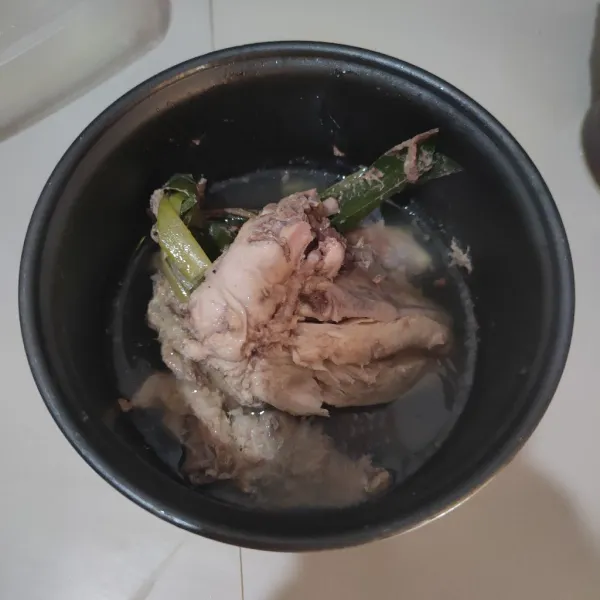 Rebus dada ayam dengan daun salam dan 400 ml air hingga ayam matang.