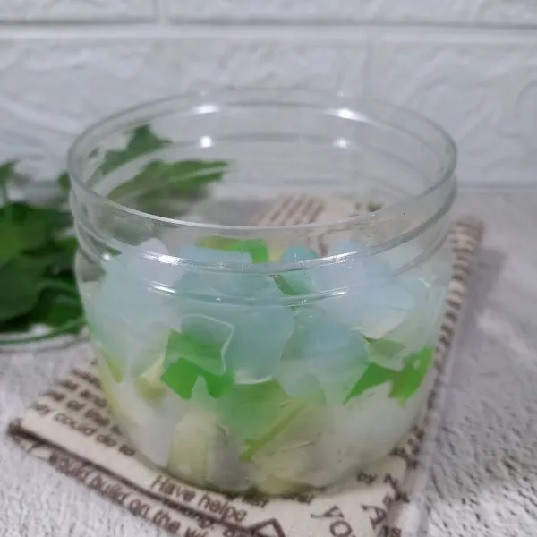 Tambahkan potongan agar-agar dan nata de coco.