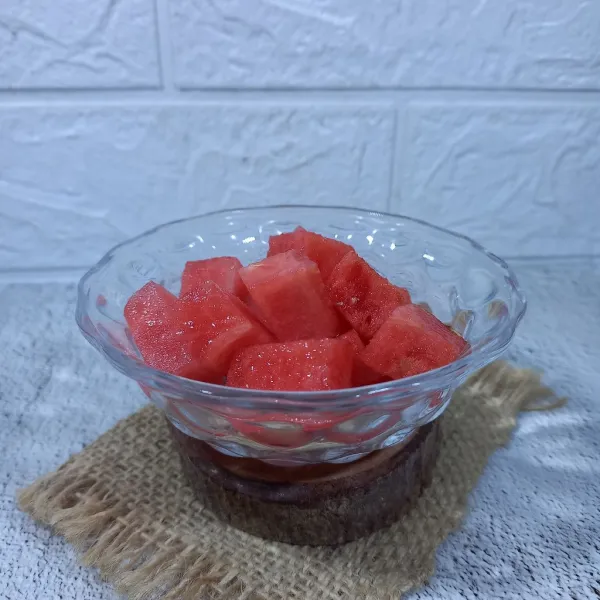 Potong dadu buah semangka. Kemudian masukkan ke dalam mangkok.