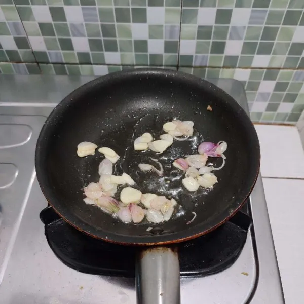 Tumis bawang merah dan bawang putih hingga wangi.