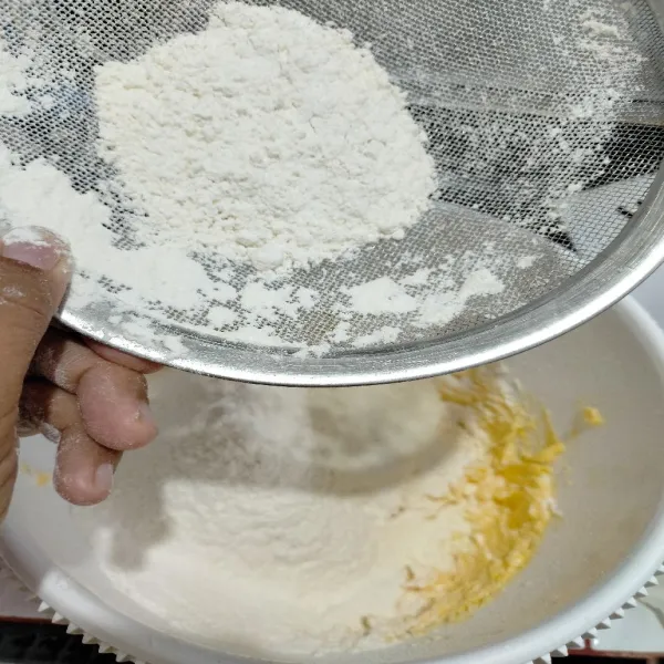 Tambahkan tepung terigu yang sudah diayak.