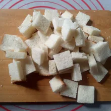 Potong roti tawar kotal kecil. Sisihkan.