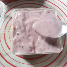 Tata sisa roti, tekan sedikit, kemudian tuang vla blueberry, rapikan.