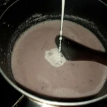 Tuang larutan tepung maizena, masak kembali sampai mengental. Matikan api.