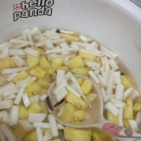 Masukkan bengkoang dan nanas yang telah dipotong-potong. Masak kurang lebih 15 menit, hingga aroma nanas keluar. Angkat.