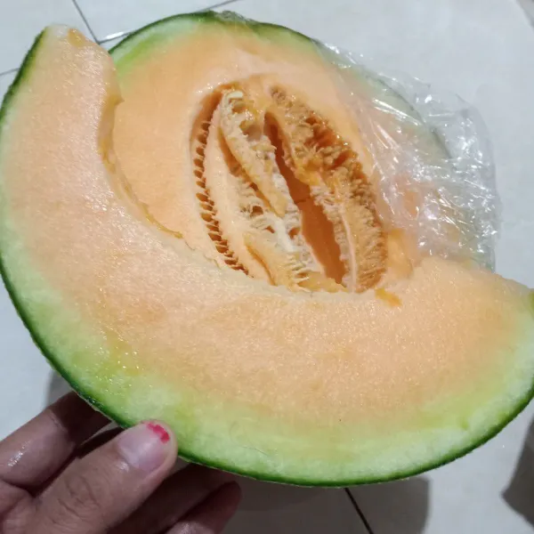 Iris buah melon, lalu kupas