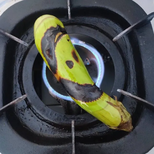 Kemudian bakar terong hingga matang.