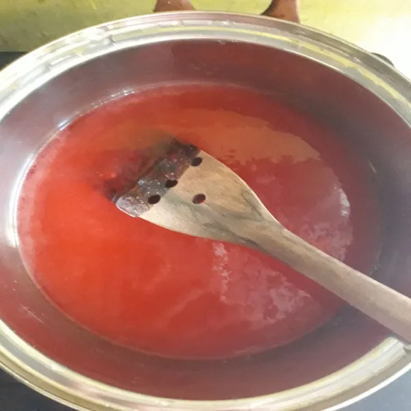 Masak jelly strawbery, air, dan gula pasir hingga matang.