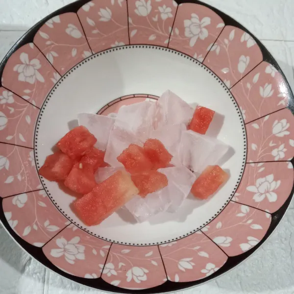 Masukkan es batu dan semangka dalam mangkuk.
